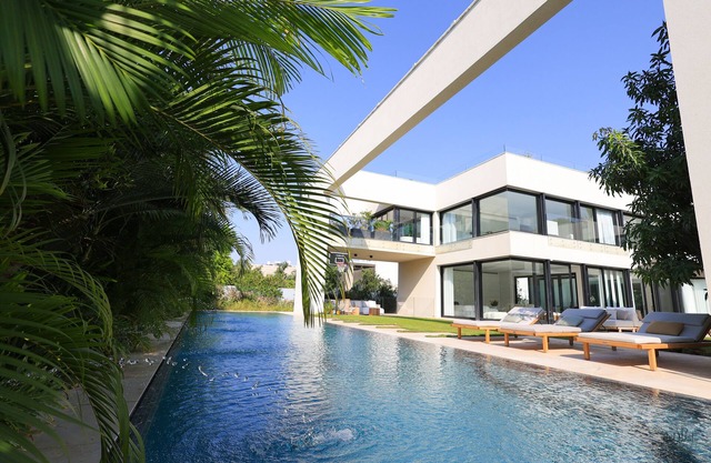 LUXURIOUS VILLA 5 MIN FROM THE BEACH