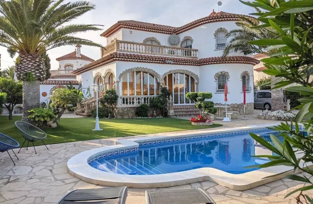 Luxurious villa, pool, air conditioning, fantastic garden directly in Miami Platja
