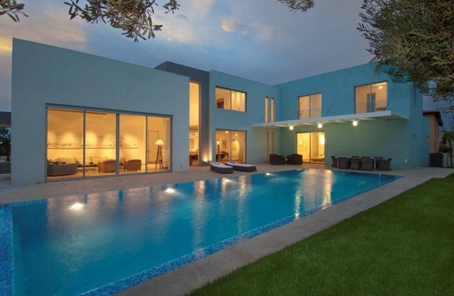 Luxurious villa with fenced swimming pool in the Caesarea Golf area