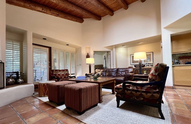 Luxurious villa with golf, hot tub & pool.