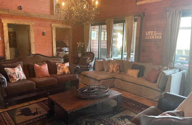 Luxurious Waterfront Log Home Vacation. Fishing/Beach. Disconnect to Reconnect!