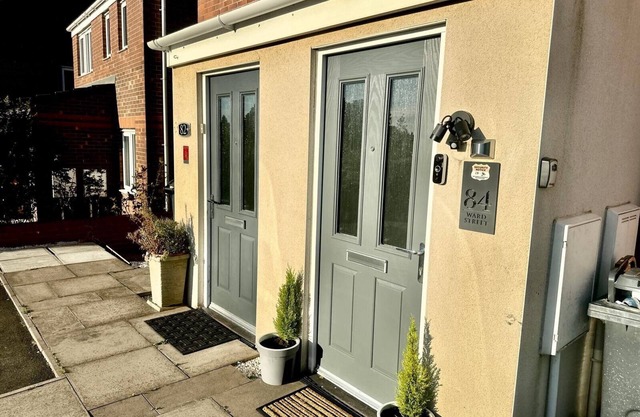 Luxurious Wolverhampton Retreat with 4 Bedrooms
