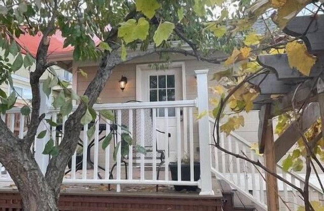 Luxuriously comfortable & peaceful getaway downtown Ashland, with views.