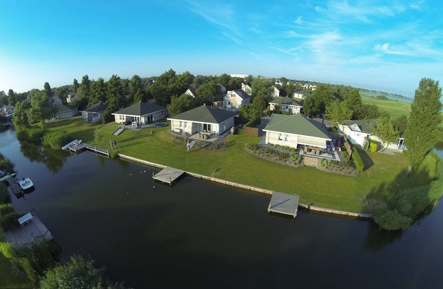 Luxuriously equipped FH/near the beach with boat launch, internet, sauna