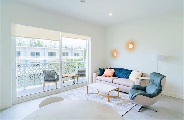 Luxury 1 bdr Apt w/Rooftop Pool + Onsite Dining