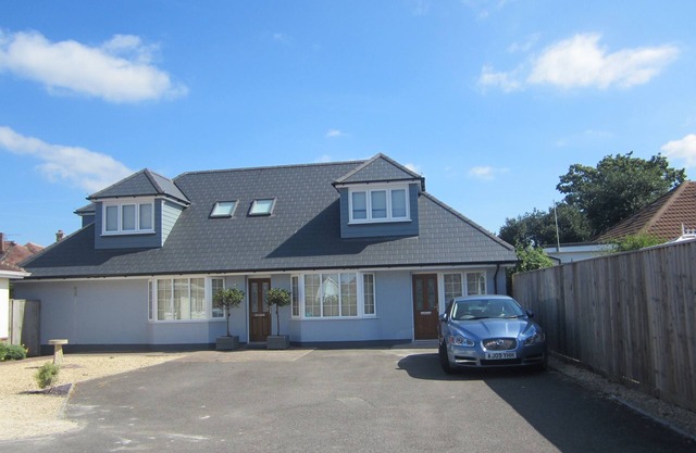LUXURY 1 BED FLAT WITH GARDEN - 2 MINS WALK TO RIVER - DOG FRIENDLY