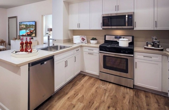 Luxury 1 bedroom apartment in O.C, 15 min walk to Irvine Spectrum.