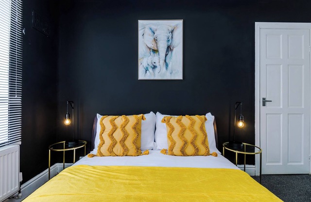 Luxury 1-Bedroom house, Free parking, Sleeps 4