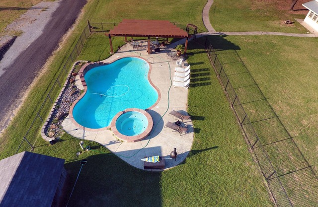 Luxury 11BR, 13Bath, 6500SFT, 26acre Ranch Resort with Game Rm, Pool - Sleeps 50