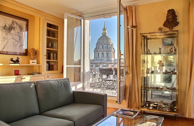 Luxury 2 BD 2 BTH, balcony, great views of Invalides and Paris, insurance incl.