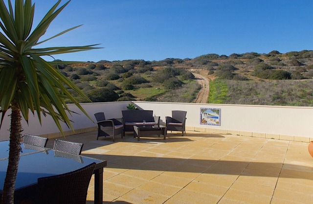 LUXURY 2 BED/2 BATH APARTMENT 5 MINS TO BEACH.nPOOL, ROOF TERRACE, WIFI, A/C