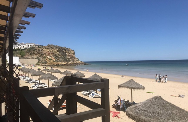 Luxury 2 Bed/2 Bath Apartment, large Veranda, A/C, Wi-Fi, Pool, 5 mins to Beach