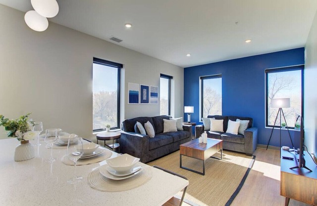 Luxury 2 Bed/2 Bath | CLE Clinic | Free Garage