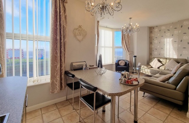 Luxury 2 Bed Apartment, Beach Front with Sea View