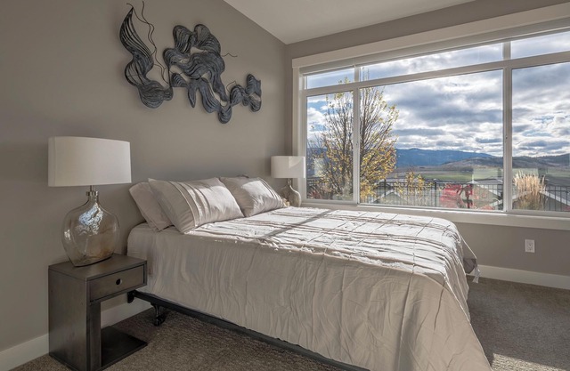 Luxury 2 bed suite just 4 minutes to downtown!