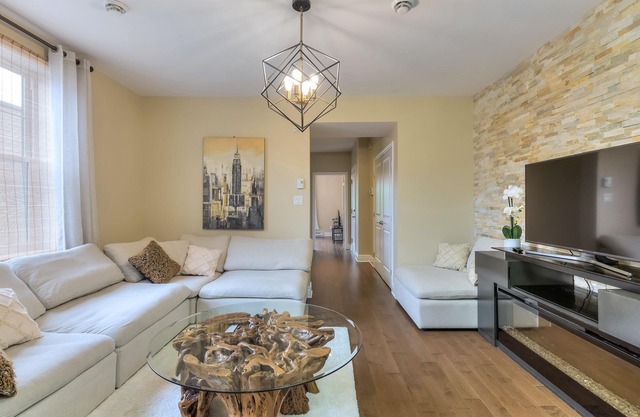 Luxury 2 bedroom/2 Bathrooms/2 balconies/hi-speed wifi/free parking