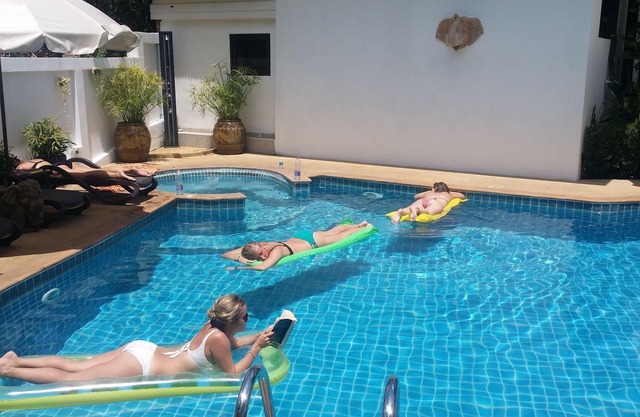 Luxury 2 bedroom bungalow, jacuzzi pool, 5 min beach FREE BREAKFAST!