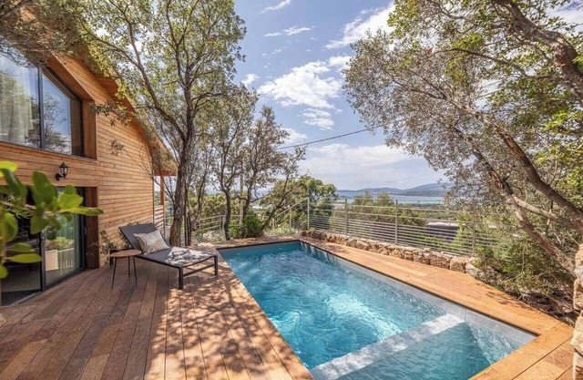 Luxury 2-bedroom chalet, mezzanine, swimming pool and sea view over Saint Cyprien bay.