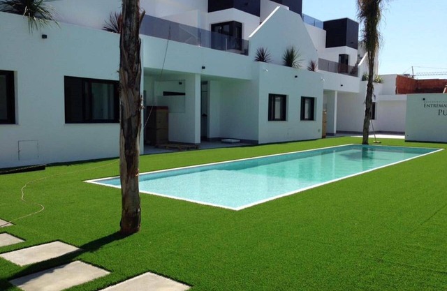 LUXURY 2 BED PENTHOUSE APARTMENT, PRIME LOCATION, ONLY 700 METRES FROM THE BEACH