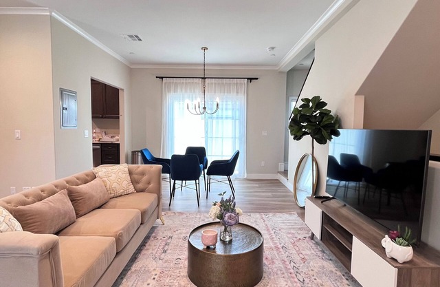 Luxury 2B/2.5B Minutes from Old Town Pasadena