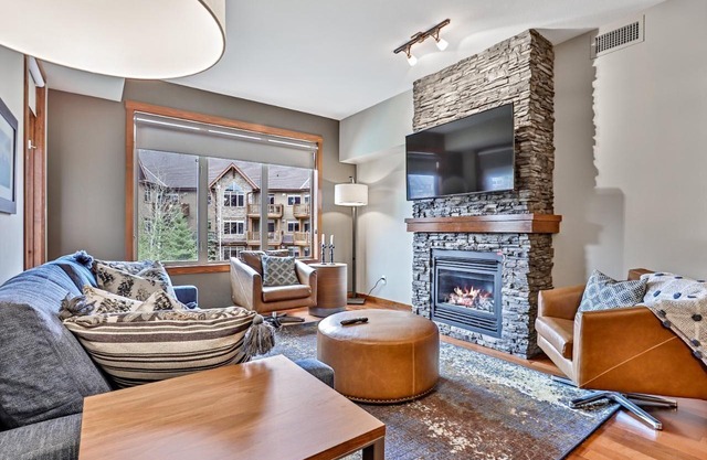 Luxury 2BR KING/2BTH condo - Outdoor heated pool and hot tub - mountain views