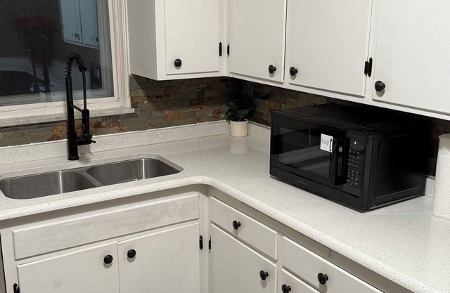 Luxury 2BR with spa bath, huge kitchen & living room—prime Toledo location!