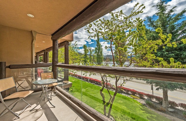 Luxury 3 bed 3 Bath Lake Front Townhouse in Canada’s Warmest City!