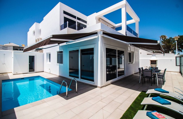 Luxury 3 bed, 2 bath villa in central Puerto del Carmen with free WiFi & Air Con