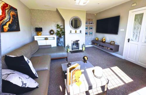 Luxury 3-Bed w- garden & game Room 5 mins from Chester