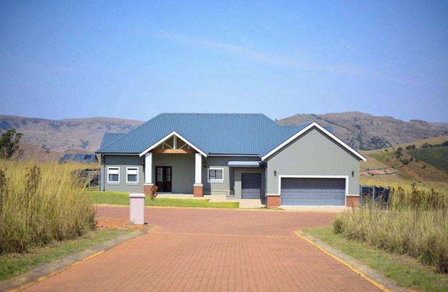 Luxury 3-bedroom house in welcoming Dullstroom with WiFi