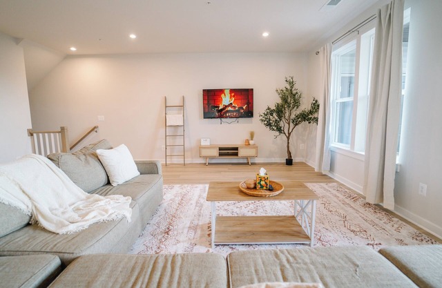 Luxury 3-bedroom Newly Built Ashburn Home 40 Min to DC 4 Mins to Train Station