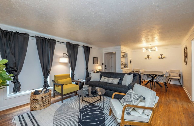 Luxury 3 BRB, 2 full bath rehabbed unit 10 min from Cleveland Clinic and UH !