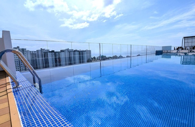 Luxury 3BR Apartment with Infinity Pool, Balcony n Gym