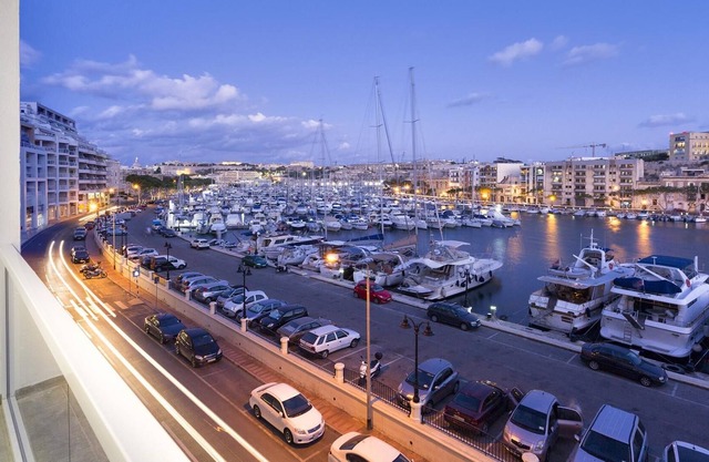 Luxury 3BR Apartment with Marina Views