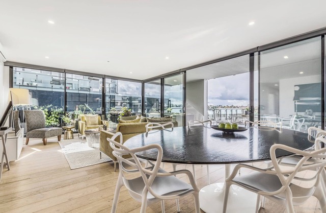 Luxury 3BR Riverside Sub-Penthouse w Huge Balcony