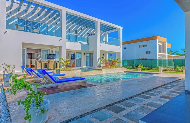 Luxury 3BR Villa w/Pool & Views
