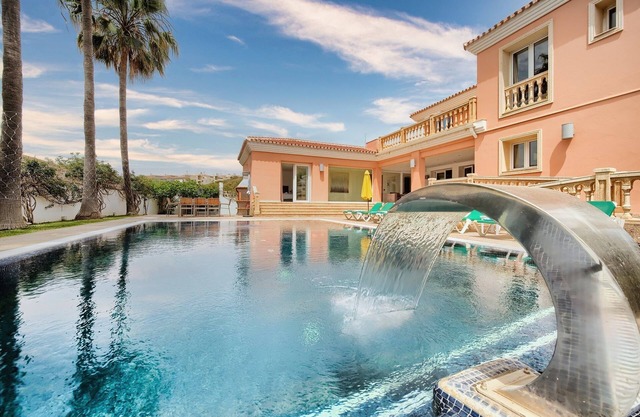 #Luxury 4 Bed Villa, Heated Pool, Cinema, Gym, Sauna, Squash Court