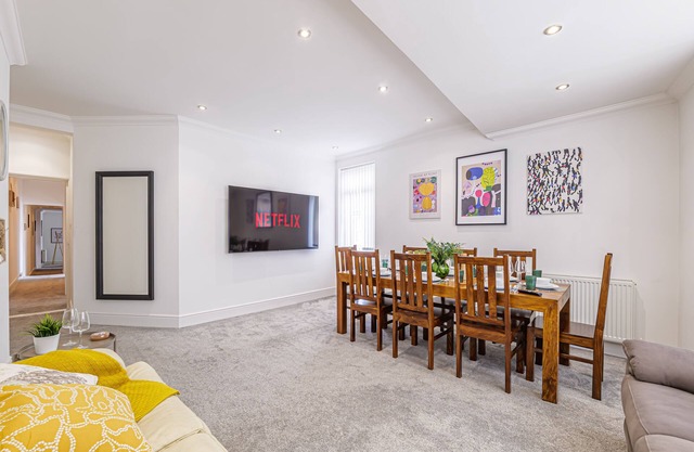 Luxury 4 Bedroom Apartment Southsea - Spacious & Free Parking