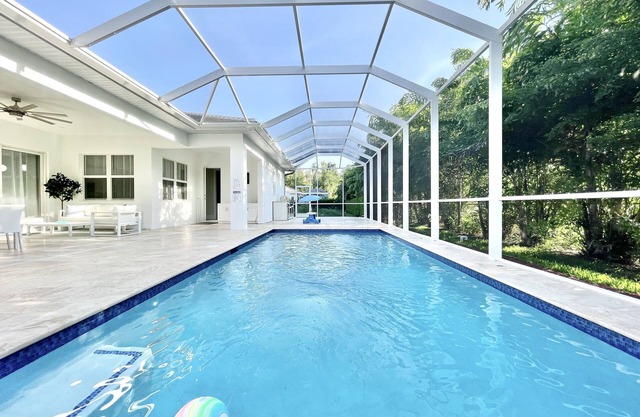 Luxury 4 bedrooms house with pool and office