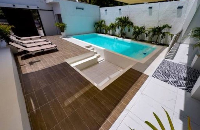 Luxury 4BR/9 Beds Home - 2 Blocks from the beach