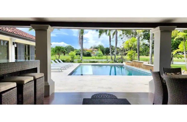 Luxury 4BR Villa + Guesthouse & Pool @Buenaventura