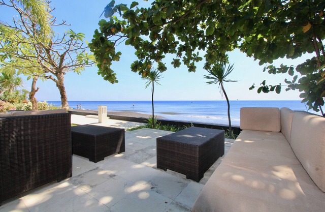 Luxury 5 * beach villa in Lokapaksa near Lovina, North Bali