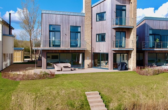 Luxury 5 Bedroom Lake House with shared pool/spa at Lower Mill Estate