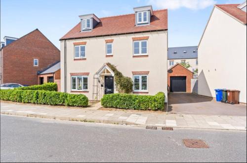 Luxury 5 bed house with Hot Tub nr Bicester Village