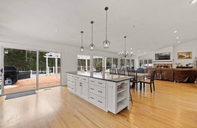 Luxury 5b 3ba on 10 acres w Lake view, Firepit, Hot Tub, Gameroom, close to Ski!