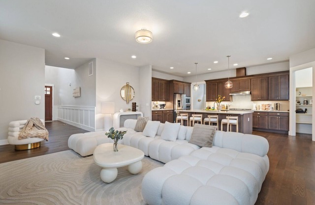 Luxury 5BD 4BT Home, 15min to DT Portland, Game Room, NatureTrails, Free Parking