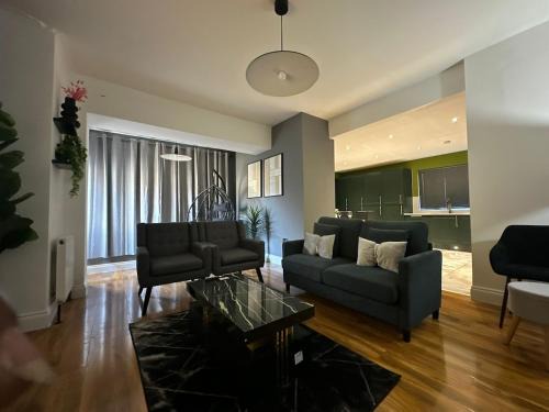 Luxury 5BD, Gym, Parking, Bus to Airport, Sleeps10