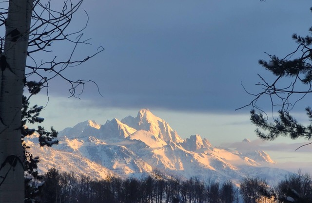 Luxury 6BR family friendly home, Teton views, Starlink, new hot tub, 5800 SF.