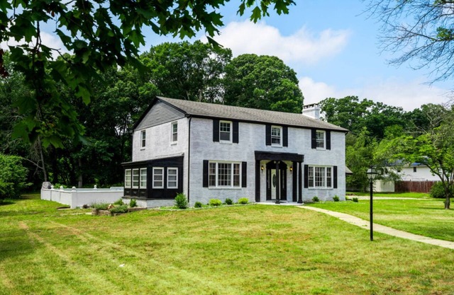 Luxury 7 bedroom Mini-mansion w/pool in Gloucester Township with WiFi, AC, etc