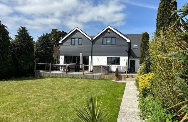 Luxury Air Conditioned 6 Bedroom Hythe Seaside